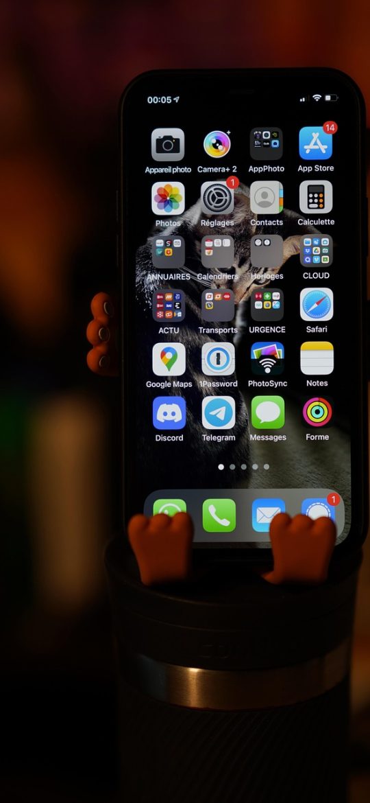 球探网 App 赔率走势界面截图：折线图展示主客两端赔率变化，下方列出初盘与即时盘数值